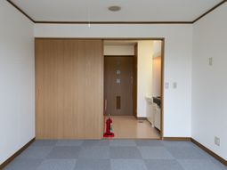 清潔な居室の壁と床