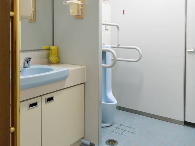 洗面台と手すり付きトイレ トイレ 手すりが備えられた清潔なトイレです。安全に配慮した設計で、利用者の方々にも安心です。