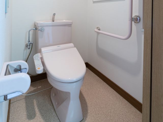 バリアフリー対応トイレ トイレ 手すりが設置された清潔なトイレスペースです。安全に配慮した設計で、すべての方が使いやすい環境を整えています。