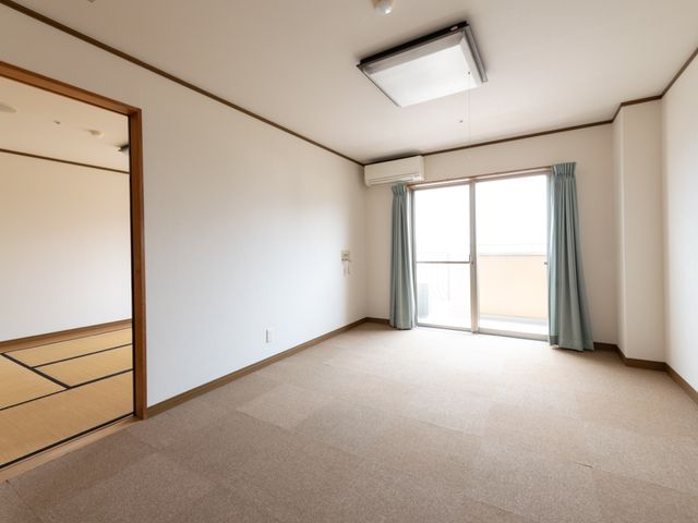 ゆとりある明るい居室 居室 落ち着いた色合いでまとめられた広々とした居室です。窓からは自然光が入り、穏やかな時間を過ごせる空間となっています。