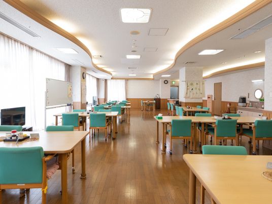 明るい広々とした食堂