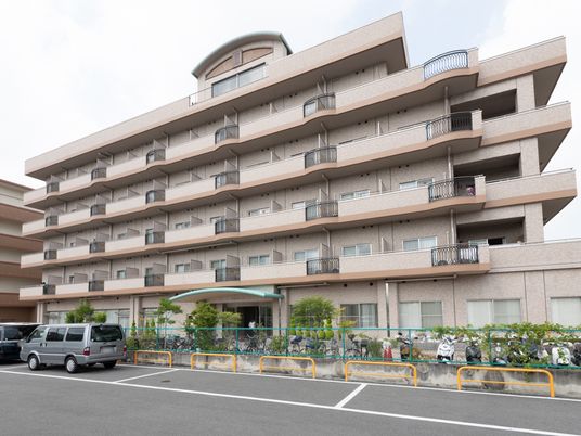 多階層の建物外観