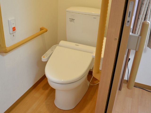 清潔なトイレ空間 トイレ 手すり付きでセーフティなトイレ空間が整っており、安心して快適な時間を過ごせる環境が提供されています。