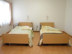 居室内のベッド２つ配置