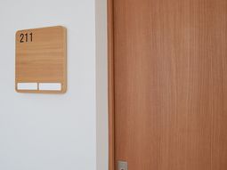 ナチュラルな部屋番号標