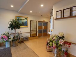 エントランスの植木と装飾