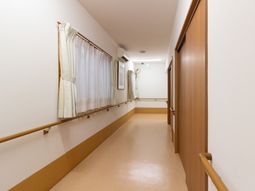 手すり付き綺麗な廊下