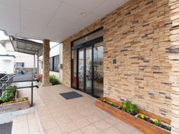 エントランスの石壁と花壇