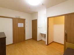 廊下と洗面台を備えた空間