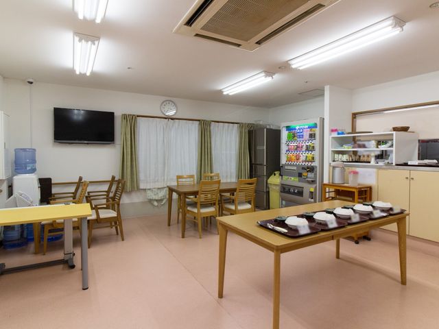 共有ダイニングスペース 共有スペース 清潔感のあるダイニングエリアで、共同の食事や交流が楽しめます。明るく広々とした空間が待っています。