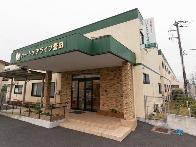 明るく入りやすいエントランス 外観 手入れが行き届いており、温かみのあるエントランス。皆様のご来訪をお待ちしております。