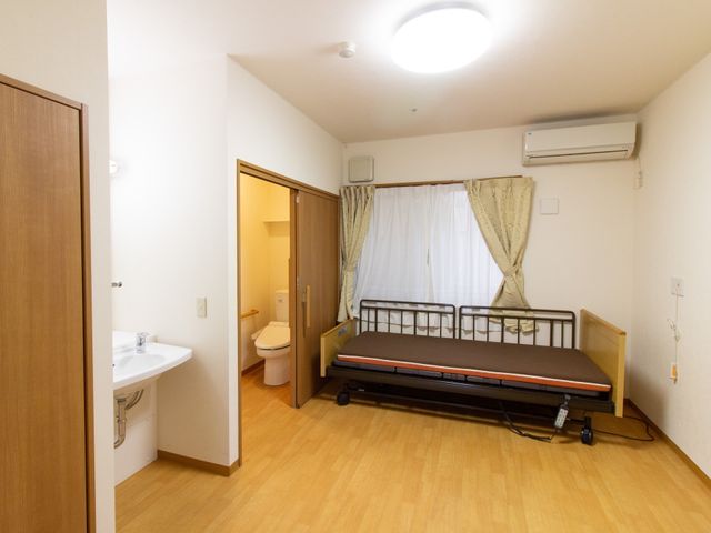 快適な居室の一角 居室 広々として明るい居室は、日々のくつろぎに最適な空間です。洗面台やトイレも備え、快適な生活をサポートしています。