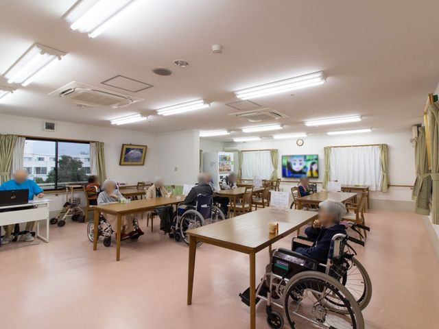 広々とした明るい食堂 共有スペース ゆったりとした空間の食堂で、利用者の方々がリラックスしながら食事や交流を楽しんでいます。明るく開放的な環境が、快適な生活を支えています。