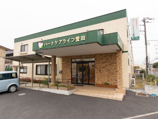 清潔なエントランス前 外観 ゆったりとしたスペースのエントランス前です。静かな雰囲気の中でお出迎えいたします。