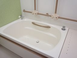 清潔なバスタブ設備