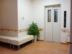 廊下とエレベーターの様子