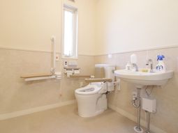 バリアフリーのトイレ設備