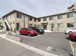 明るい外観の建物