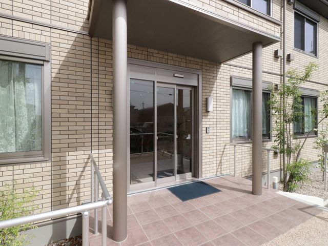 明るいエントランス風景 外観 広々としてバリアフリーな入口は、だれもが気軽に出入りできるように設計されています。快適な出勤を実現できる働きやすい環境が整っています。