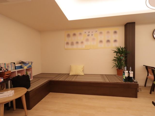和やかな休憩室 食堂 ゆったりとした座面を備えたラウンジで、読書やくつろぎのひとときを過ごせます。壁掛けの掲示板がある温かみのある空間です。