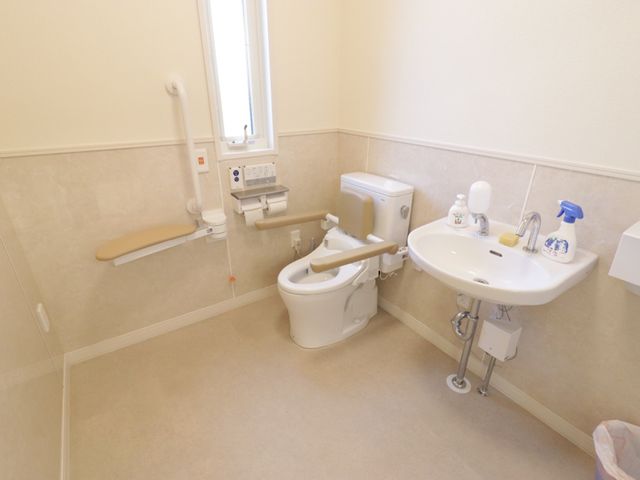 バリアフリートイレ設備 トイレ 手すりや広々としたスペースを備えた明るいトイレです。安心してご利用いただける環境が整っております。
