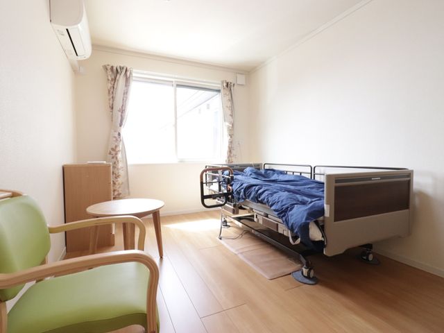 明るい居室の一角 居室 ゆったりくつろげる居室です。窓から差し込む自然光が心地よく、訪れる家族や友人もくつろげる空間になっています。