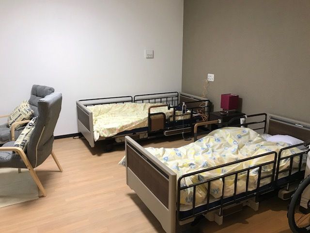快適な居室の一例 居室 清潔感があり落ち着いた色合いの居室です。ゆとりのある空間で快適な時間を過ごせるよう配慮されています。