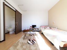 明るい個室の居室
