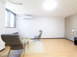 明るい居室の様子