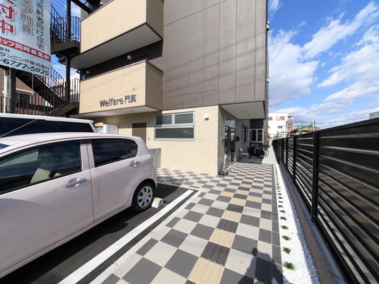 明るい外観の施設入口