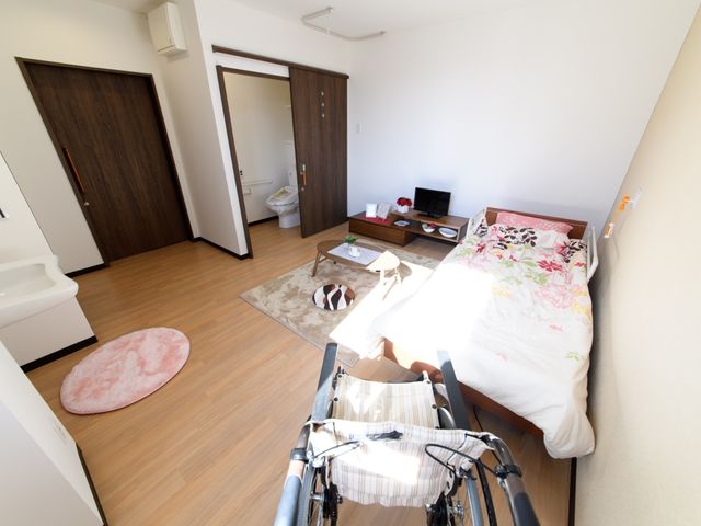 快適な居室の一例 居室 明るく清潔な居室です。個々のニーズに合わせた家具配置で、快適な生活空間を提供しております。
