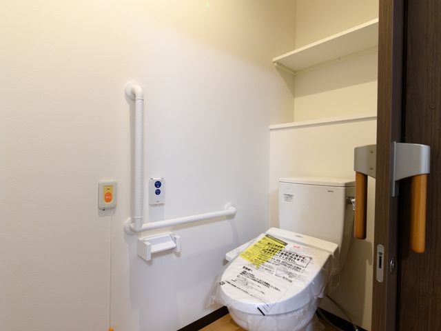 バリアフリートイレ設備 トイレ 安全に配慮されたトイレが整備され、手すりや緊急呼出し装置も備えておりますので、利用者の快適性と安心感を支えます。