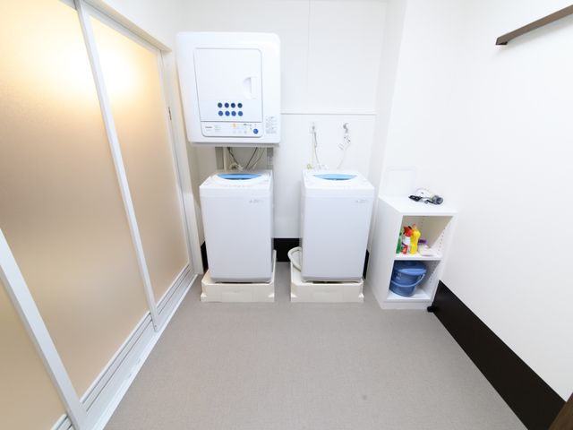 清潔な洗濯機付き洗面室 ランドリー きれいに保たれた洗面所には、最新の洗濯機が備え付けられ、日々の生活に便利な設備が整っています。