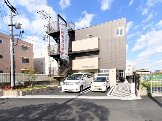 明るい施設のエントランス