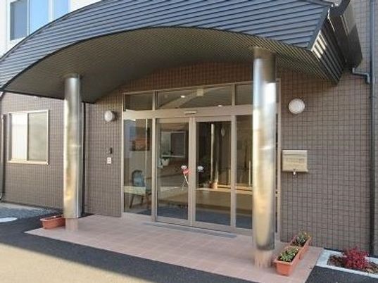 モダンなエントランスと植物