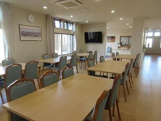 広々とした明るい食堂