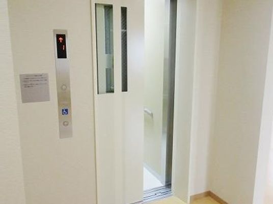 清潔なエレベーターの扉