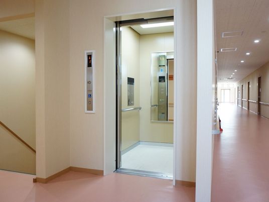 広々とした廊下のエレベーター