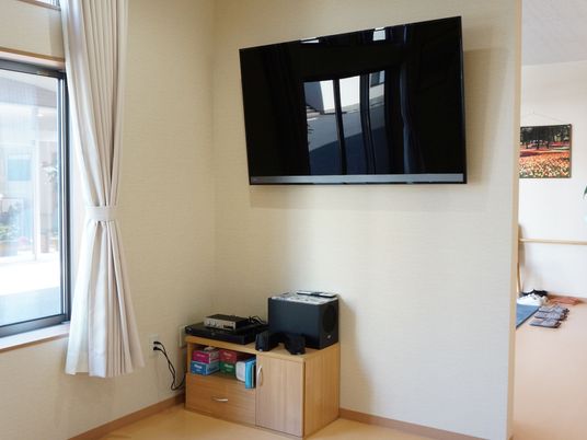 居室のモダンなテレビセット
