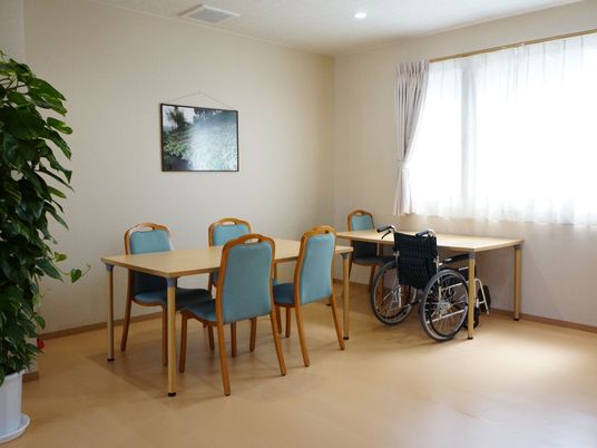 明るい居室の一角