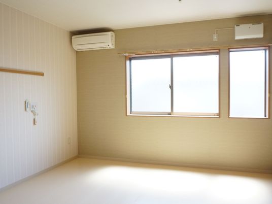 居室内の壁と窓