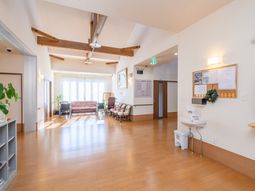 明るい木のロビーエリア