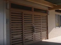 モダンな木製エントランス