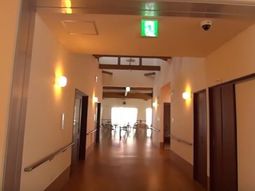 明るい廊下の様子