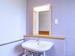 清潔な洗面台と鏡