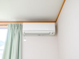 壁掛けエアコンとカーテン