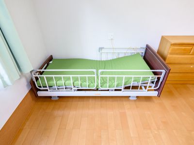ベッドとクローゼットの居室