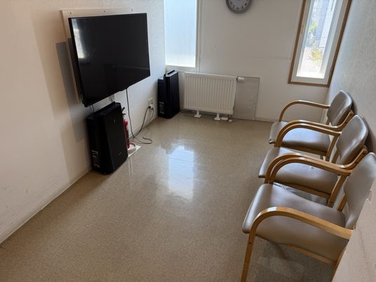 笑顔交わすスタッフと利用者