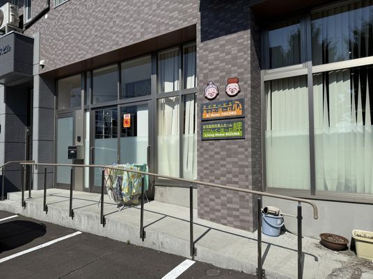 利用者と歩く笑顔のケアスタッフ