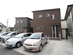 茶色の建物の外観